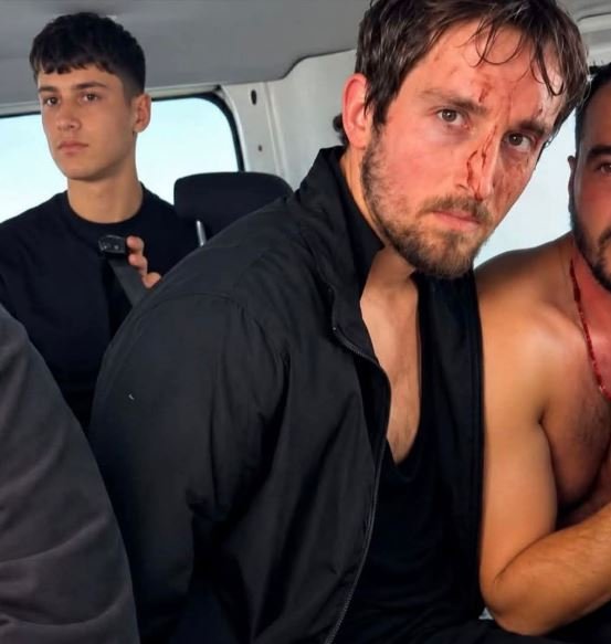 Në furgonin e policisë i gjakosur – Ky është studenti që u përball i vetëm me 6 efektivë të FNSH-së 