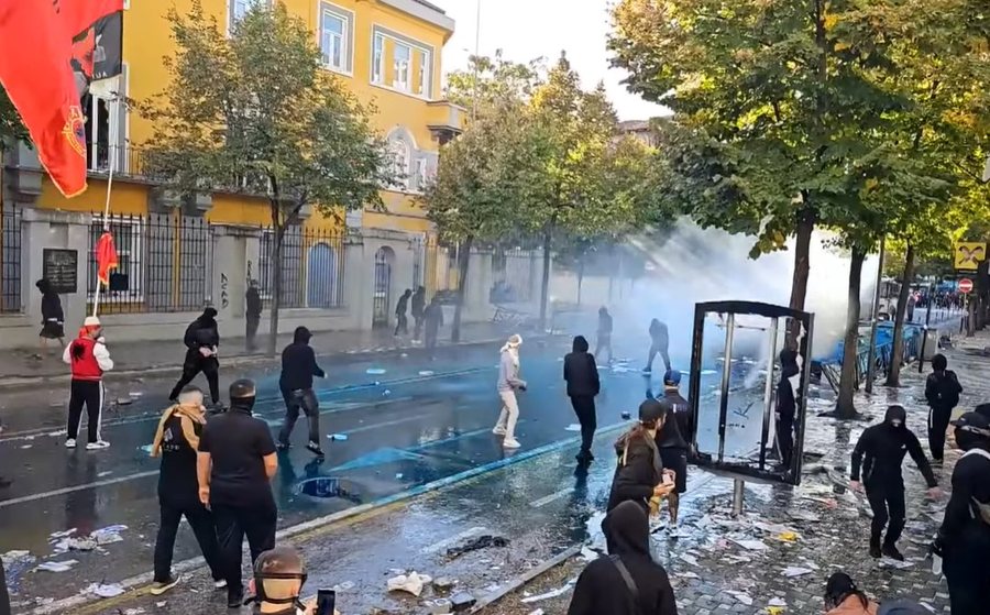 Studentët e Durrësit solidarizohen me protestuesit në Tiranë, paralajmërojnë tubim nesër