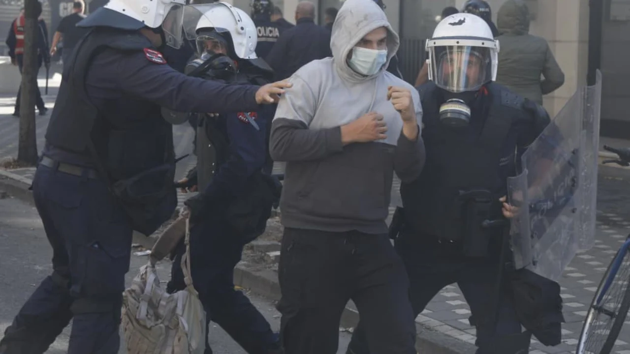 Përshkallëzimet në protestën përpara Ministrisë së Arsimit, reagon sërish Policia e Shtetit
