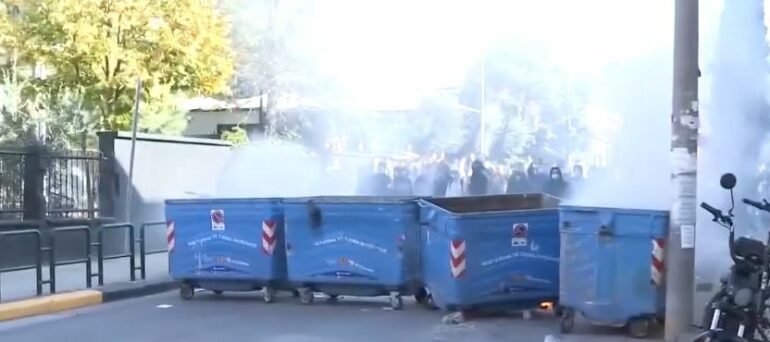 Revoltohen nxënësit e gjimnazit “Partizani”, pas bojkotit të mësimit, bllokojnë rrugën dhe djegin kazanët e mbeturinave