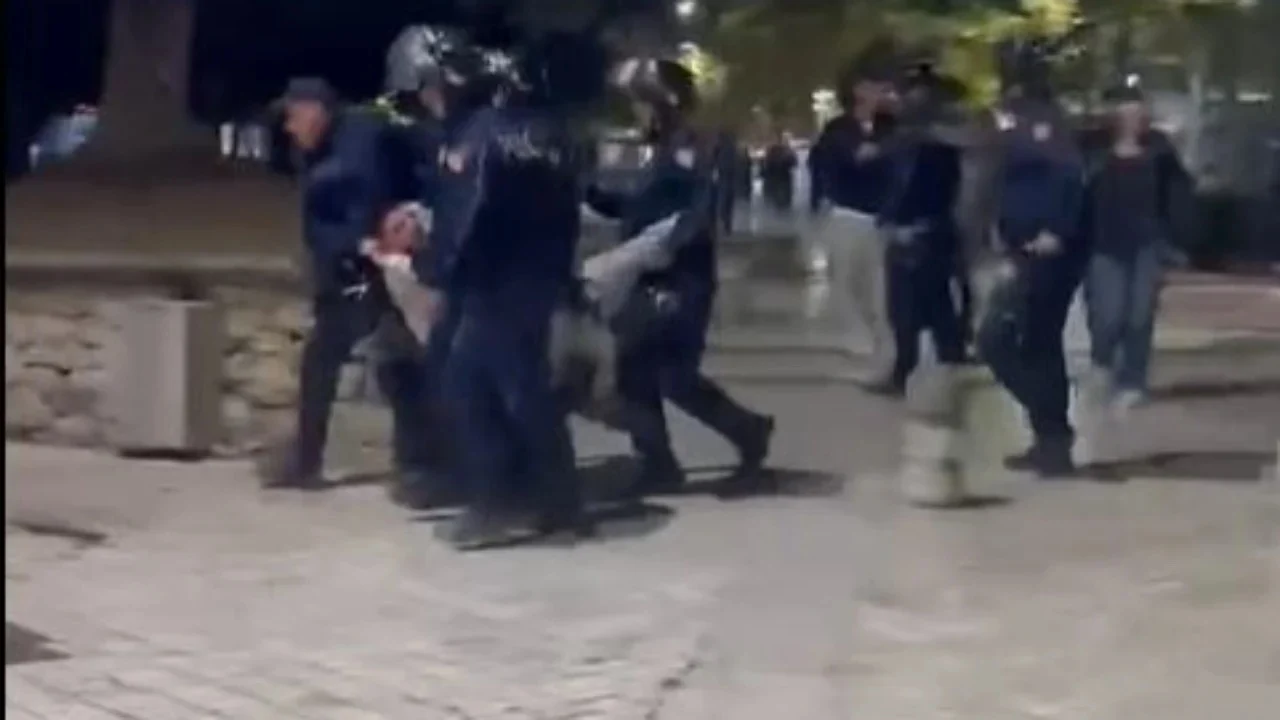 Iu thye këmba gjatë protestës, 19-vjeçari i nënshtrohet ndërhyrjes kirurgjikale