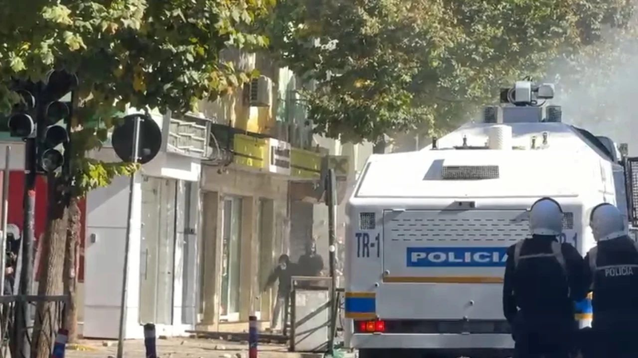 Tensionet në Rrugën e Durrësit, protestuesit sulmojnë dhe i vënë flakë një banke të nivelit të dytë, ndërhyjnë zjarrfikëset