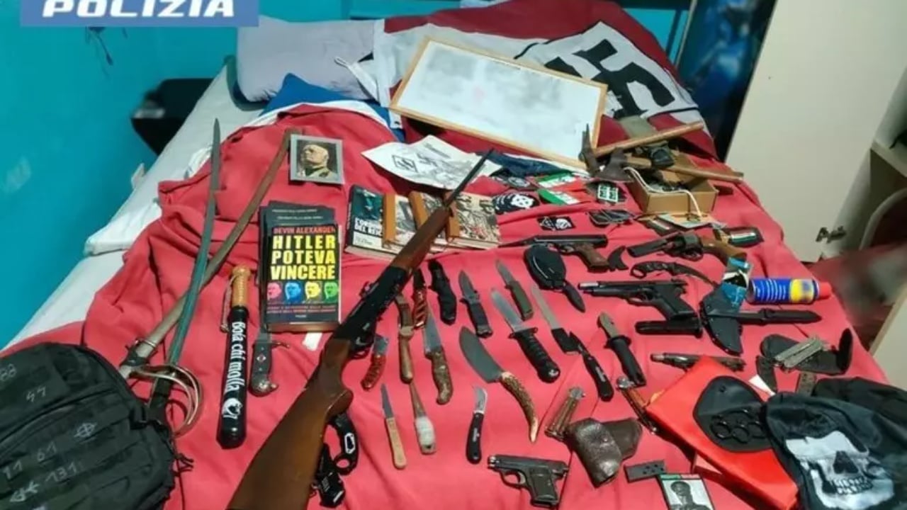 Në shtëpi iu gjetën armë zjarri dhe simbole naziste, 19-vjeçari përfundon në pranga në Itali