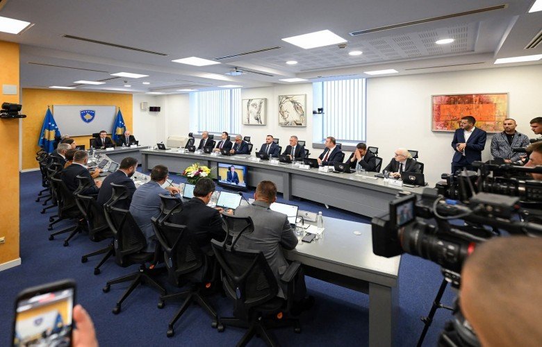 Qeveria e Kosovës mblidhet sot, në rend dite dhjetë pika