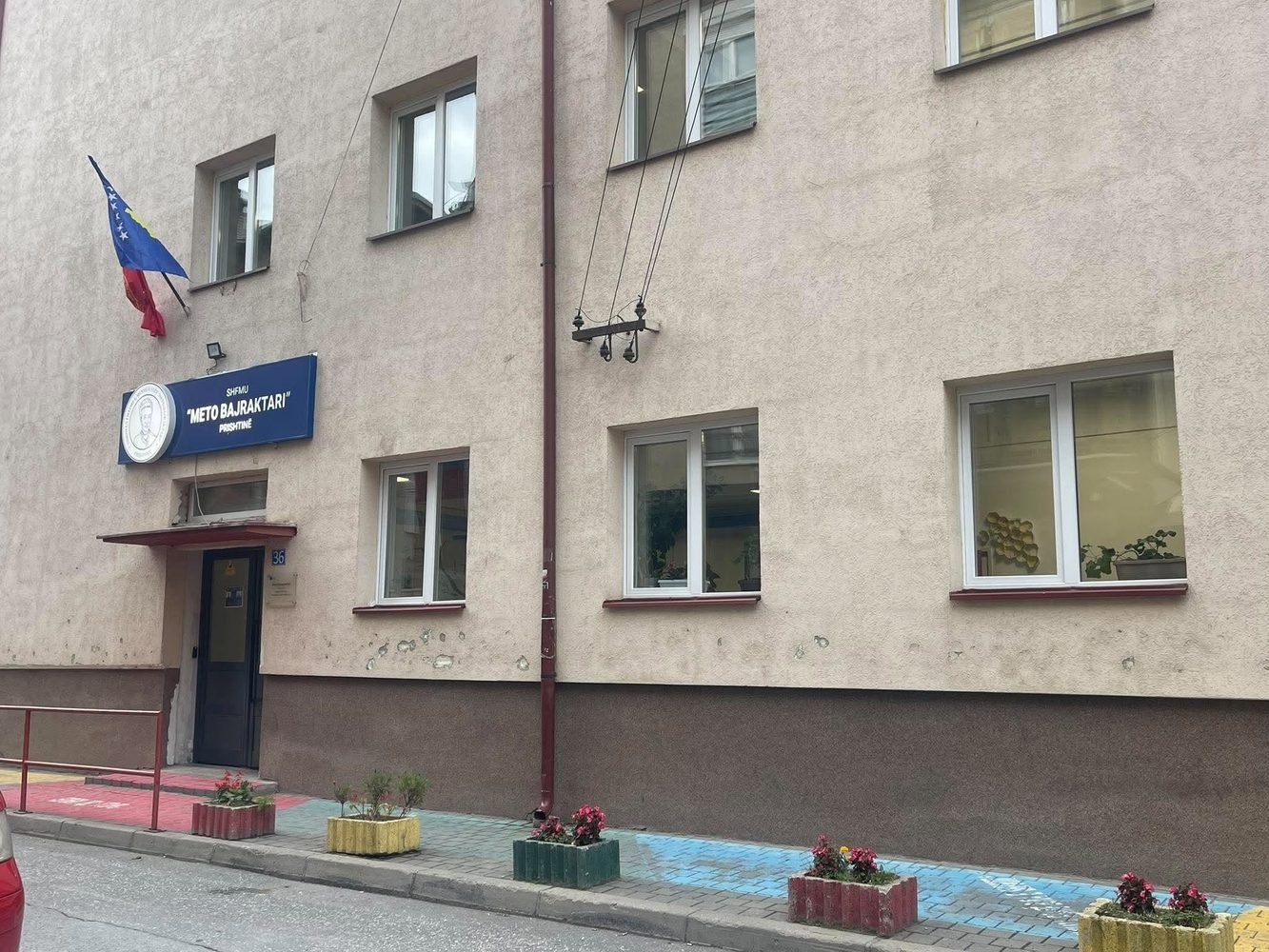 Punëtorët teknikë të shkollave të mesme në Prishtinë hyjnë në grevë