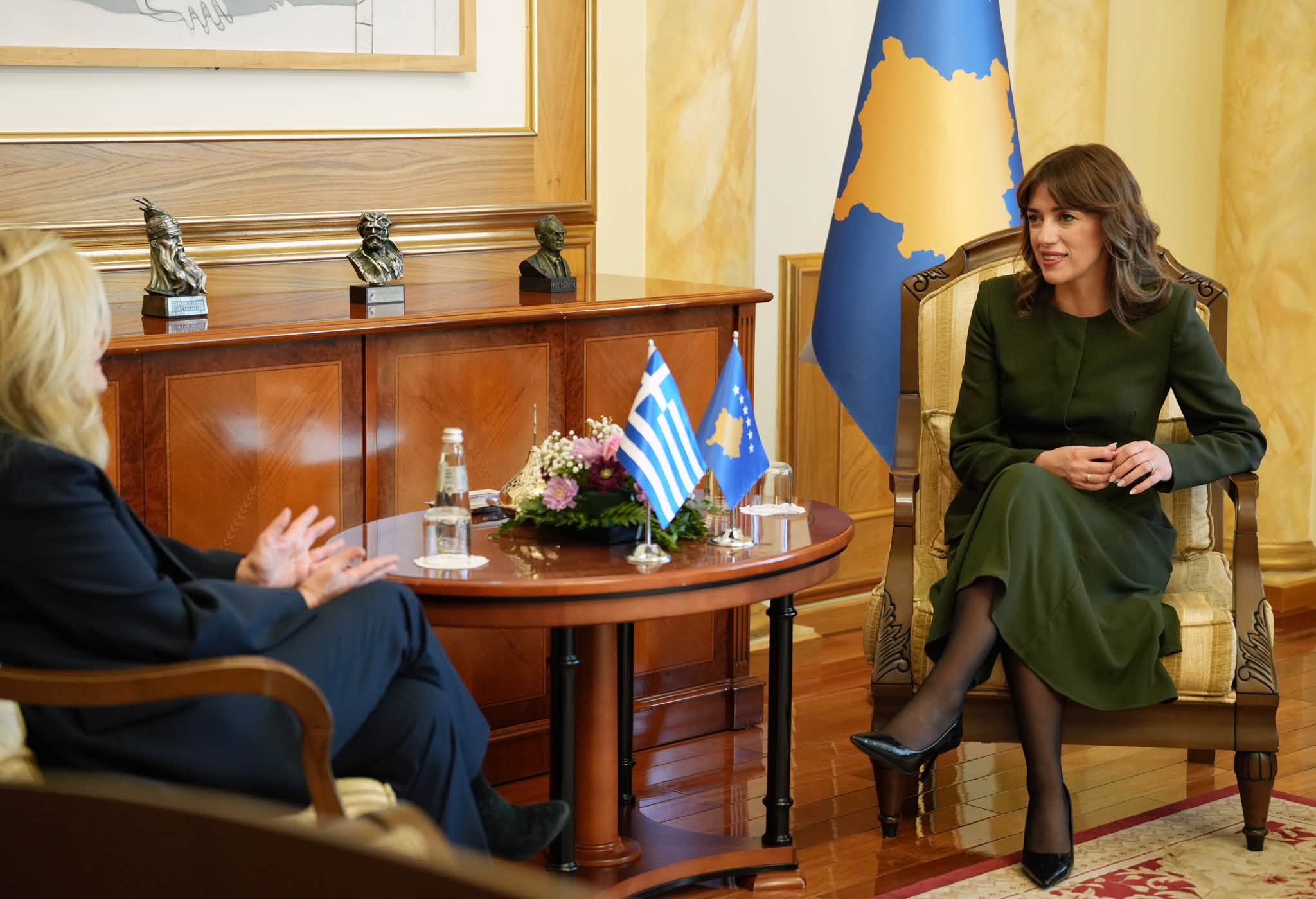 Albulena Haxhiu pret në takim lamtumirës shefen e Zyrës Ndërlidhëse të Greqisë në Kosovë