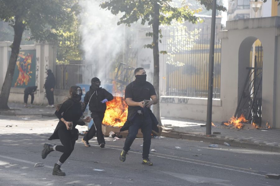 Protesta te Ministria e Arsimit, dëmtohet një efektiv i FNSH