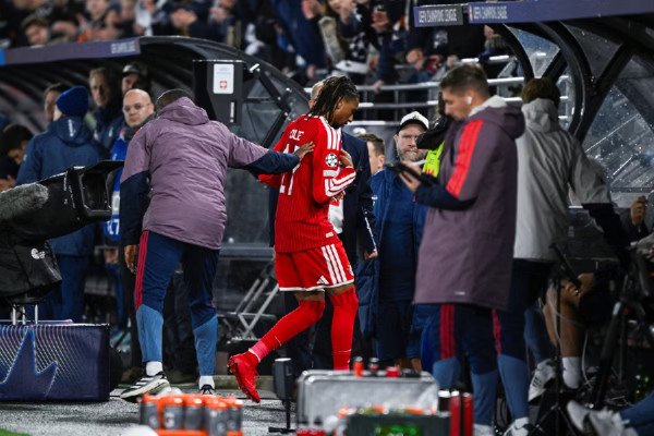 ​Kompany kritikon Olisen pas kartonit të kuq