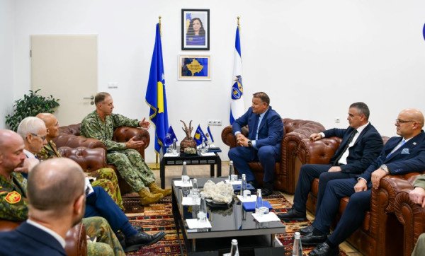 ​Drejtori i Policisë Hoxha priti admiralin Wikoff dhe komandantin e KFOR-it Vergori, diskutohet për avancimin e bashkëpunimit