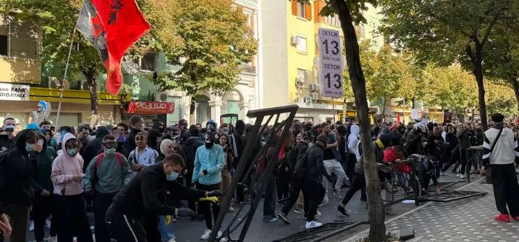 Studentët e Shkencave të Natyrës i bashkohen protestës, dalin nga auditorët: Duam revolucion