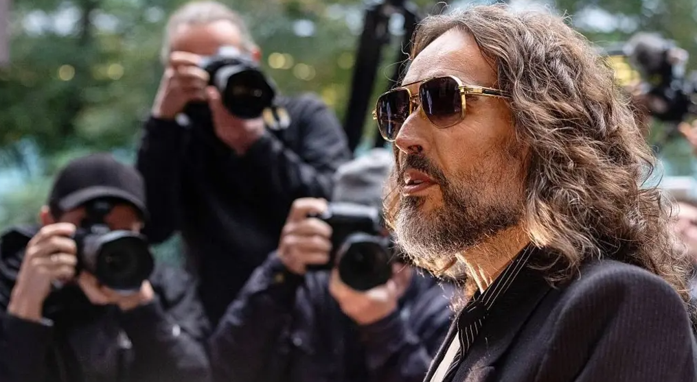 Nis gjykimi i Russell Brand, aktori akuzohet për përdhunim 