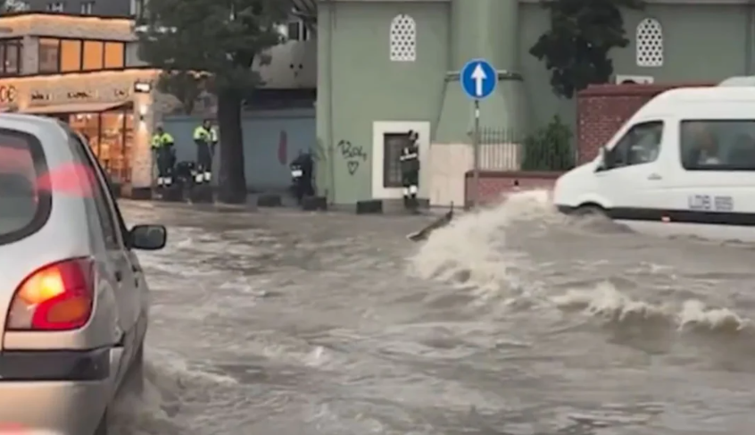 Përmbytje masive në Turqi, kaos në Stamboll/ Uji ‘pushton’ stacionet e metrosë, gruaja merret nga rrjedha e ujit