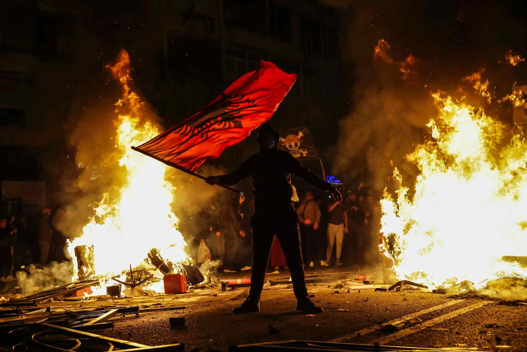 Tirana në flakë, studentët tronditin qeverinë Rama – protesta përshkallëzohet, kërkohet dorëheqja e kryeministrit