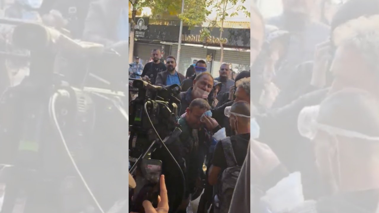 Tensionet në Ministrinë e Arsimit/ Protestuesi plagoset në kokë, deputeti i PD-së i vjen në ndihmë