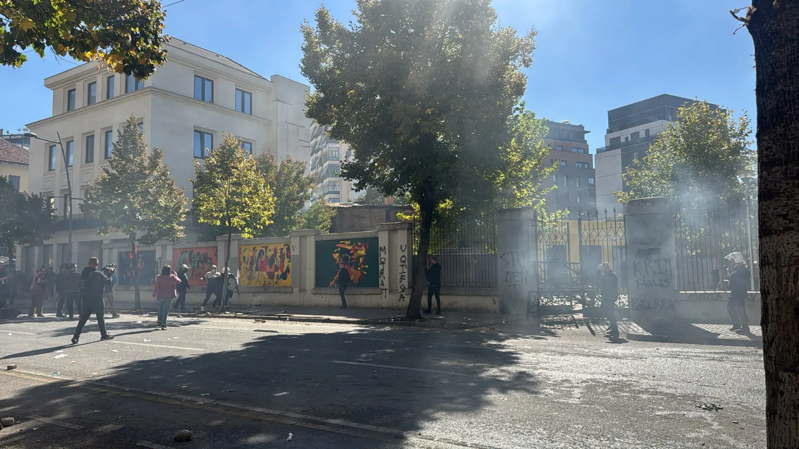 Përplasja e fortë! Policia hedh gaz lotsjellës dhe ujë me kimikate. Nuk dorëzohen protestuesit, gurë në drejtim të efektivëve