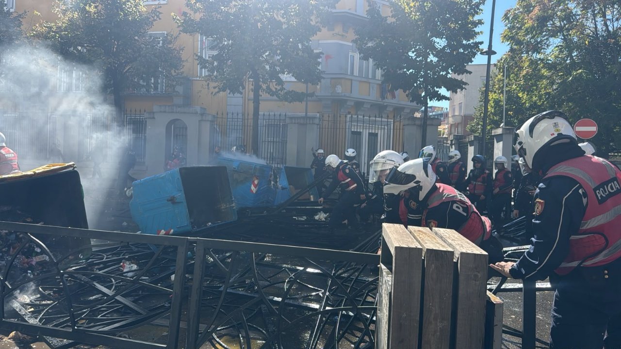 Protesta përpara Ministrisë së Arsimit, reagon Policia e Shtetit: Çdo person që kryen veprime të kundërligjshme do të mbajë përgjegjësi penale përpara ligjit