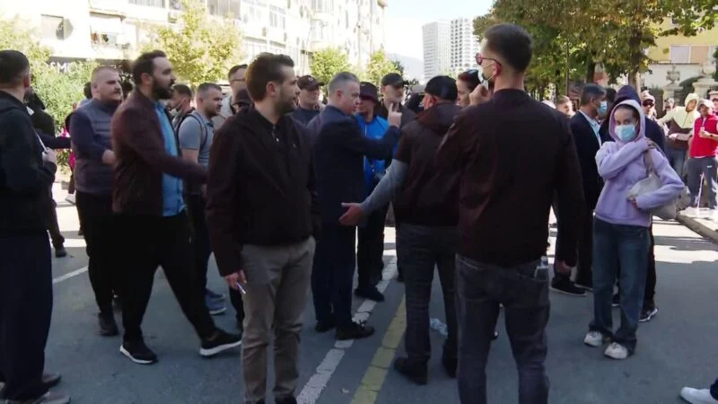 LIVE: Protestuesit dëbojnë dy deputetë të PD-së, reagon BE-ja për zhvillimet në Tiranë