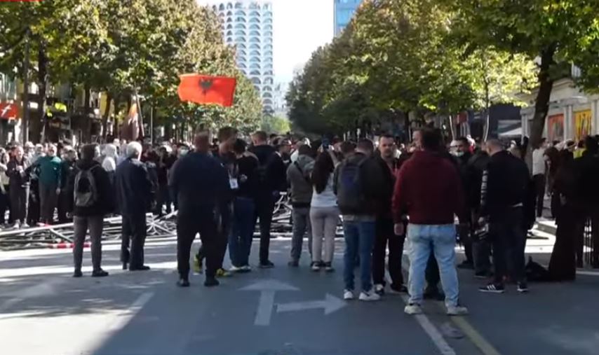 PD anulon mbledhjen e Grupit Parlamentar, deputetët do t’iu bashkohen protestuesve