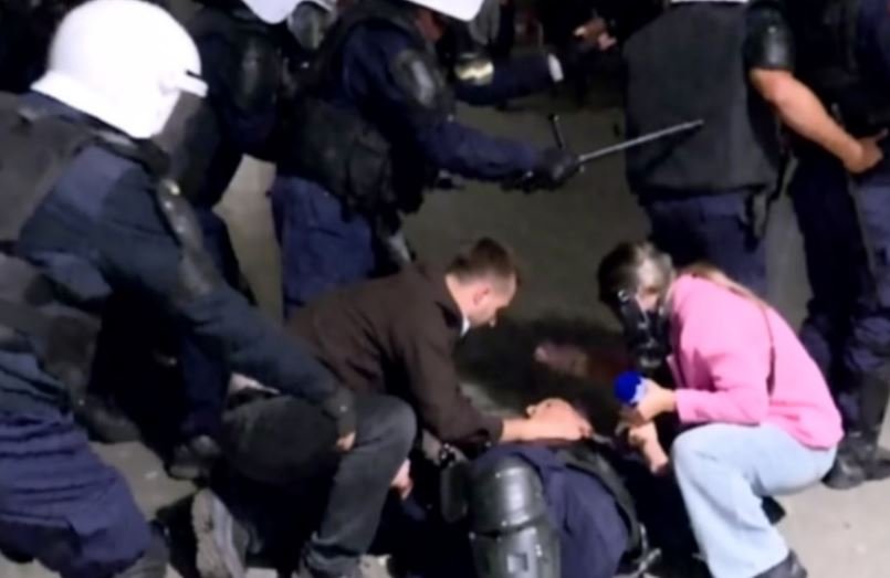 Goditet në mushkëri nga protestuesit, efektivi i policisë kërkon ndihmë mjekësore