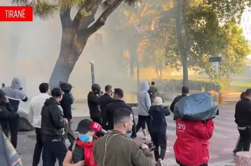 Protesta në Tiranë  reagon ambasada britanike  E drejta për të protestuar nuk legjitimon dhunën