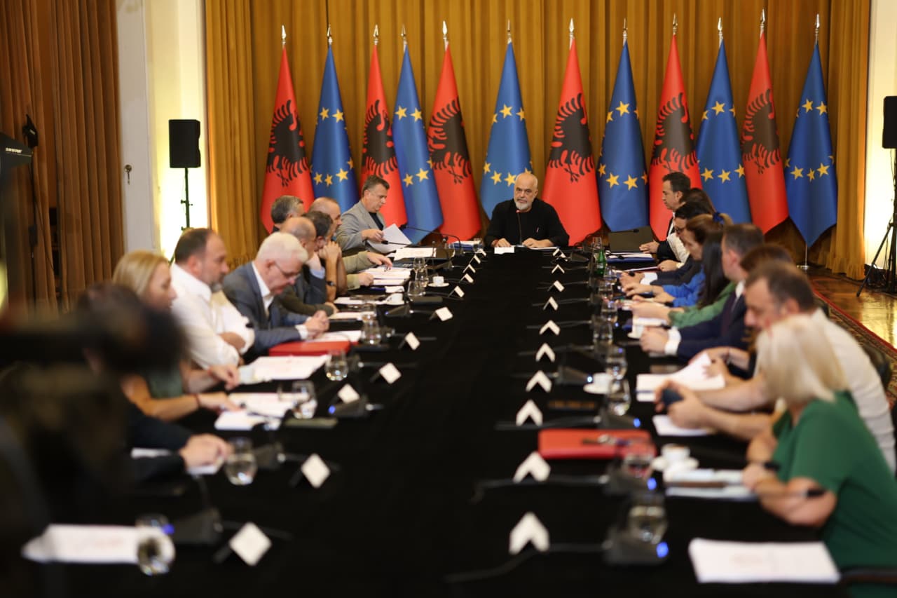 Ishte parashikuar për sot, anulohet mbledhja e zgjeruar e Grupit Parlamentar të PS