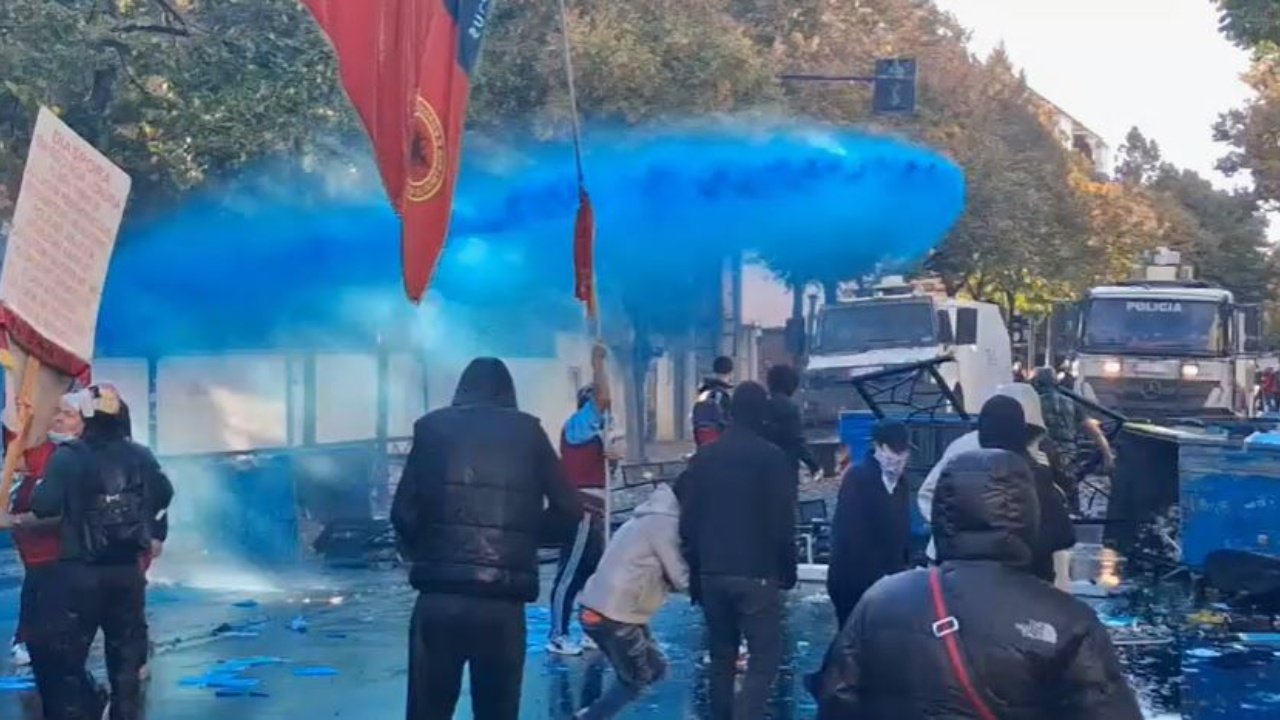 Protestat e dhunshme, 7 protestues të lënduar, tre prej tyre vijojnë të qëndrojnë në spital. Në urgjencë edhe 4 policë
