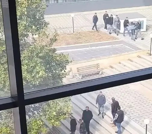 Familjarët e Gani Gecit të pranishëm para Pallatit të Drejtësisë, pas pak seanca