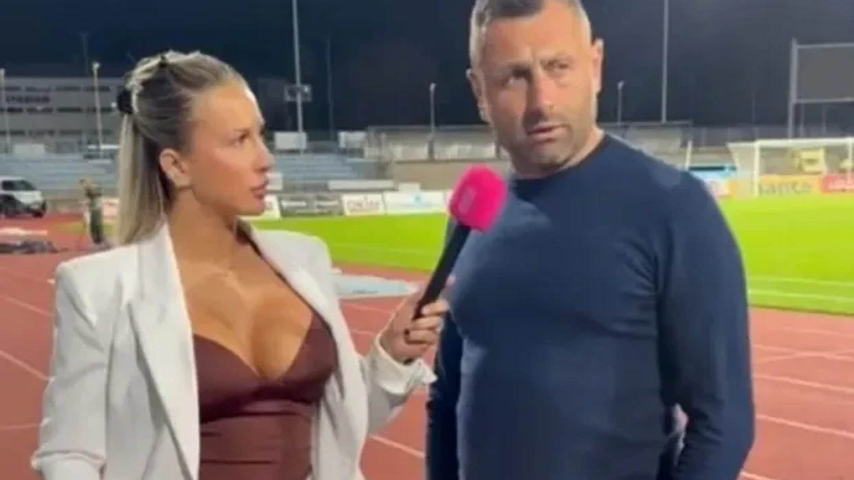 Gazetarja me dekolte të hapur vë në siklet trajnerin, ai shmang shikimin ndaj saj