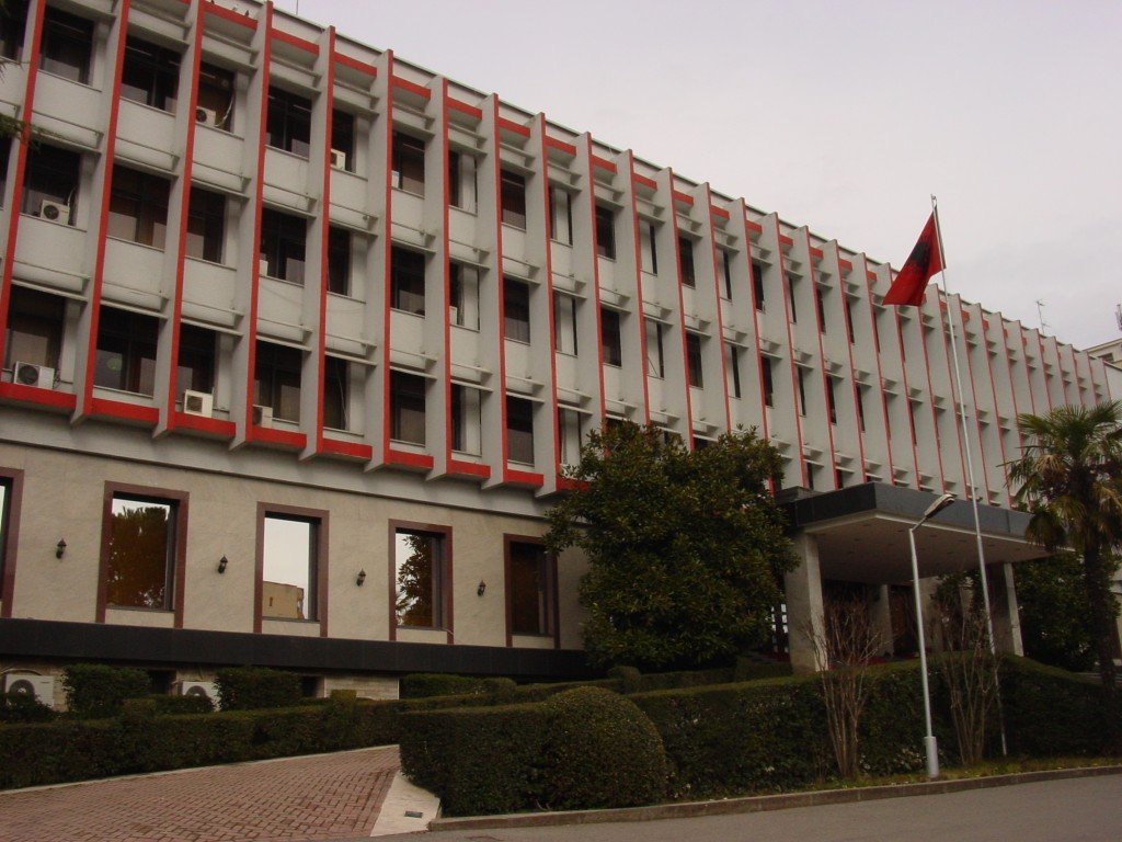 Incidenti ndaj Nunciaturës Apostolike, Ministria e Jashtme: Autorët të identifikohen dhe të përgjigjen përpara ligjit