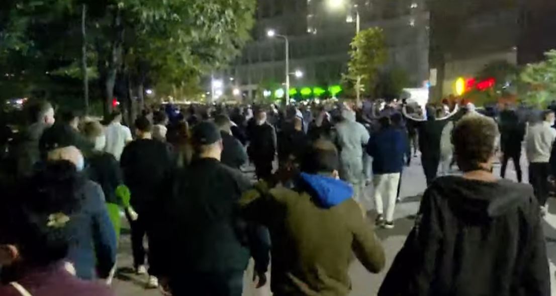 Protestuesit marshojnë drejt Parlamentit, thirrje për mobilizim