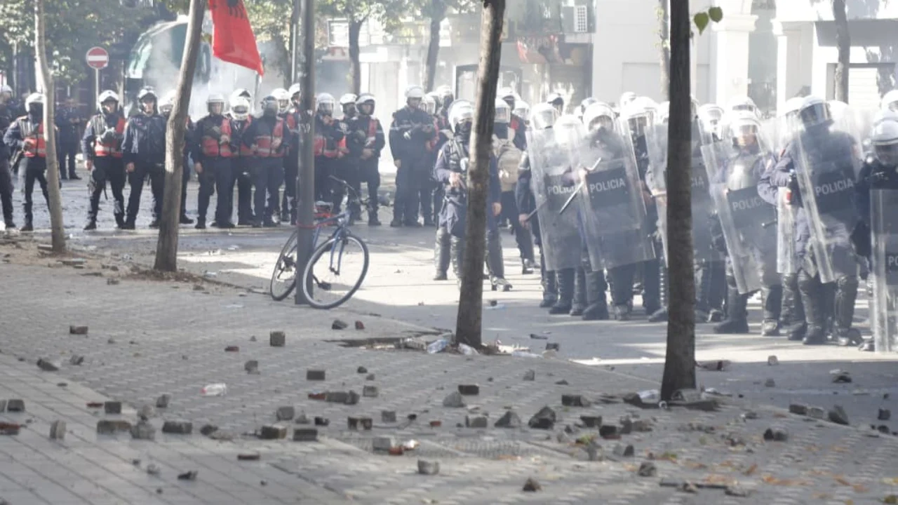 Policia tenton të shpërndajë me gaz dhe presion uji të rinjtë, protestuesit hedhin gurë drejt tyre