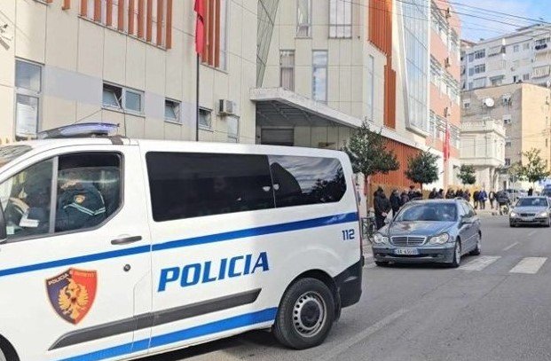 Vjedhje me armë në Elbasan, 3 persona në kërkim! Në makinë gjenden veshje të ngjashme me uniformat e policisë