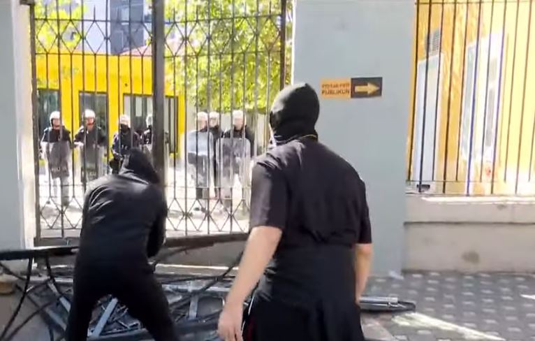 Përshkallëzohet protesta para ministrisë së Arsimit, studentët shkulin kangjellat