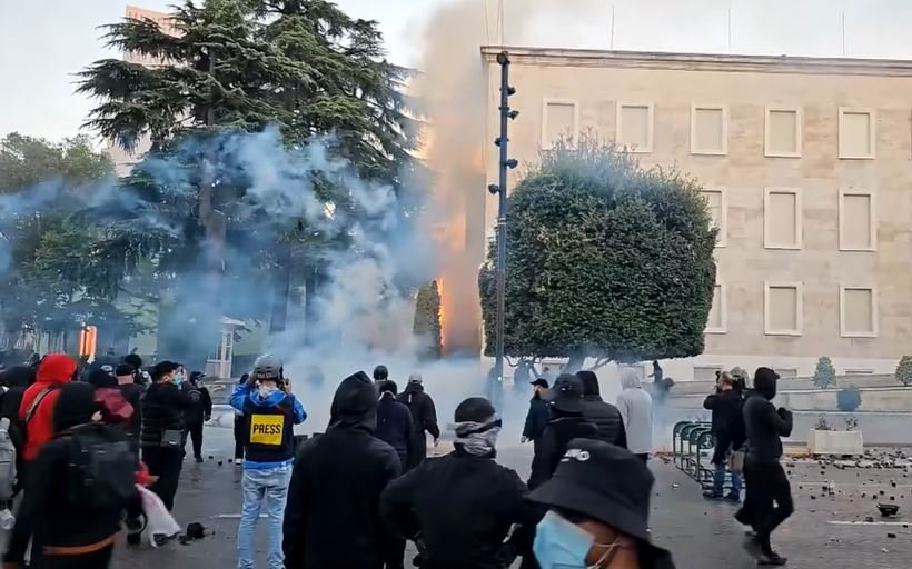 “Digjet” Kryeministria, tym e flakë te godina qeveritare