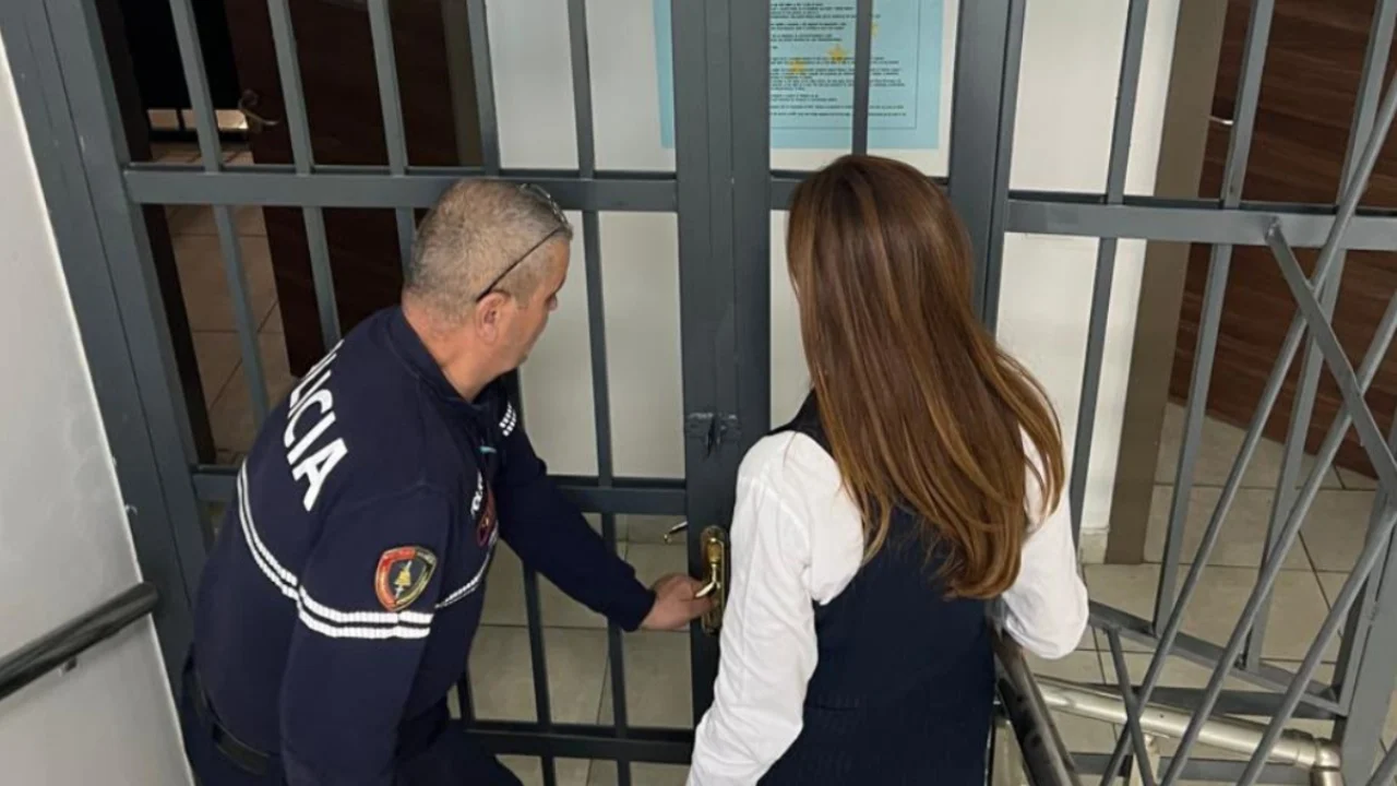Jorida Tabaku shkon në Bllokun e Sigurisë, takon protestuesit që u arrestuan një ditë më parë