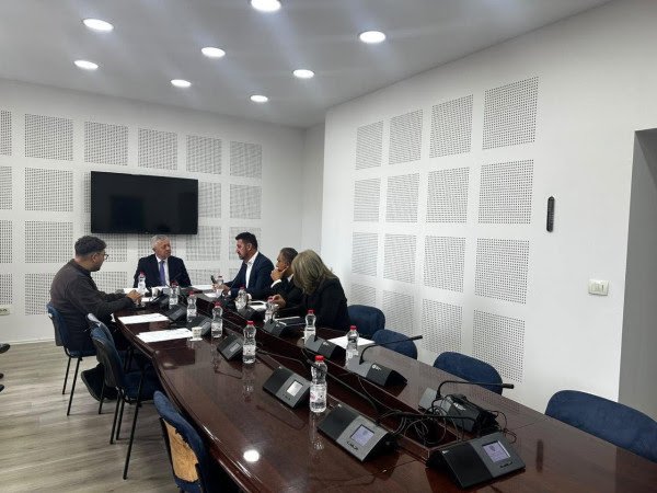 Dështon mbledhja e Komisionit për të Drejtat e Komuniteteve, në mungesë kuorumi