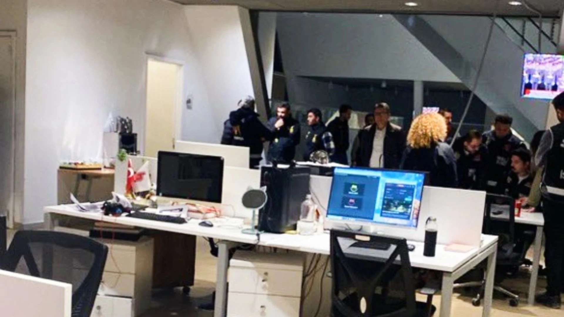 Autoritetet në Turqi bastisin zyrat e stacionit opozitar televiziv, momenti kur ndërpresin transmetimin e drejtpërdrejtë