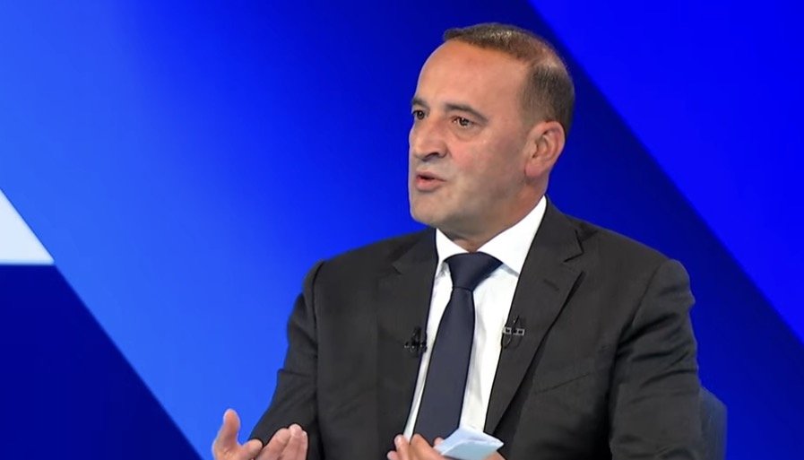 Daut Haradinaj thotë se një bashkëpunëtor i Serbisë u takua në Dubai: “E di që AKI-ja po e ndjek” 