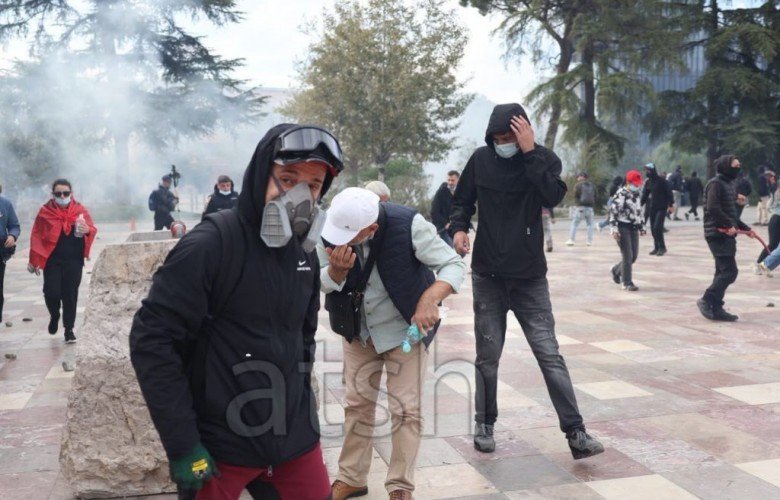 Tiranë, Shkodër e Durrës: Protestat shoqërohen me dhunë dhe dëme materiale