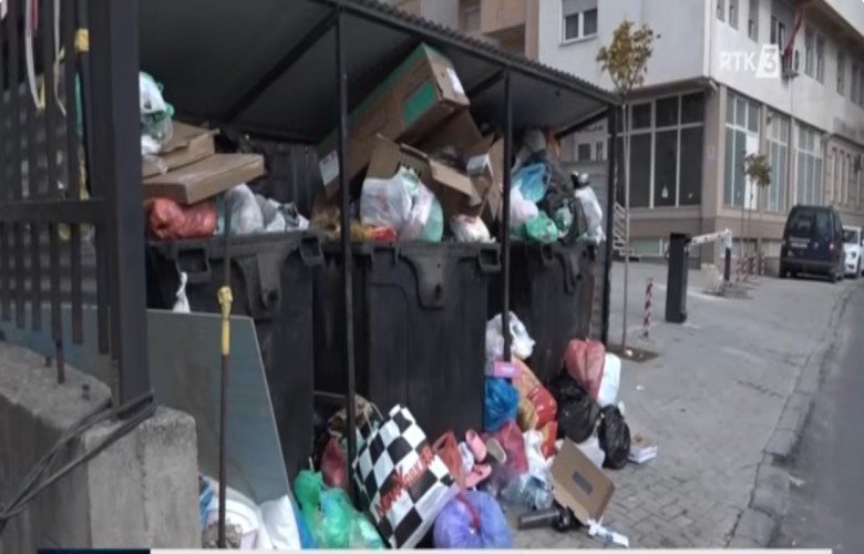 Mbeturinat në trotuaret e Prishtinës nxisin reagimin e qytetarëve