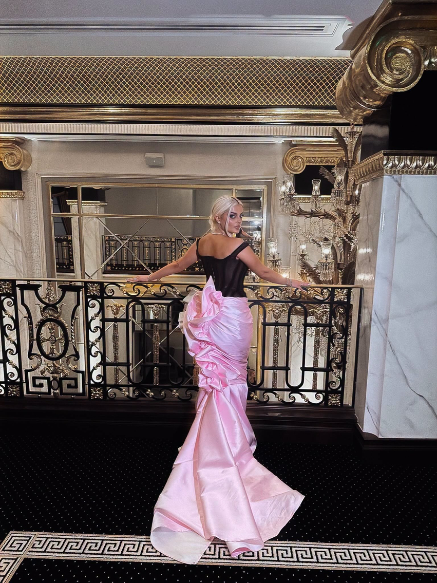 bebe-rexha-publikon-fotografi-nga-dasma-tradicionale-shqiptare-e-vellait-pjese-e-festes-edhe-ledri-vula