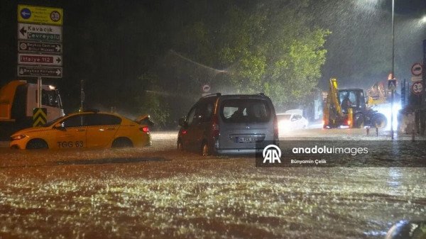 ​Përmbytje të mëdha në Stamboll, dy të vdekur dhe qindra banesa nën ujë – pezullohet mësimi