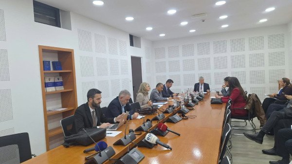 Rrahmani akuzon Kurtin për favorizim të komunave serbe