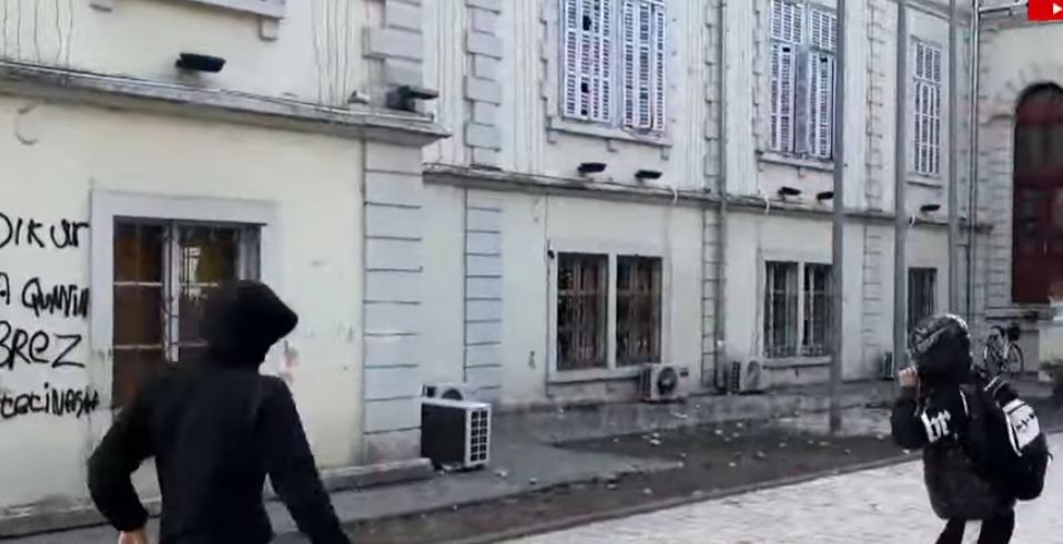 Situatë e tensionuar në Shkodër, studentët qëllojnë me gurë dhe thyejnë xhamat e Bashkisë