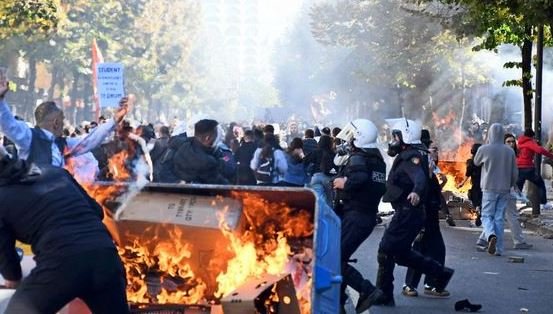 “Përshkallëzohet protesta e studentëve në Shqipëri”/ Media austriake, DerStandard: Kërkohet dorëheqja e Ramës!