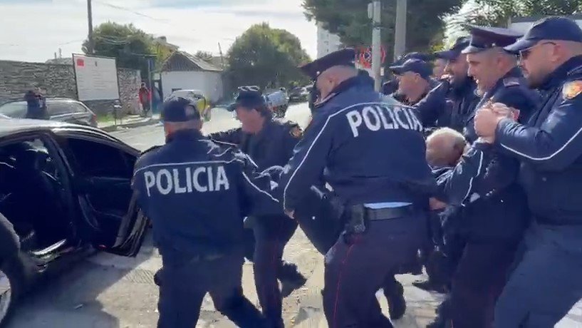 U godit me gur në kokë, Komandanti i forcave të rendit në policinë e Shkodrës në gjendje të rëndë