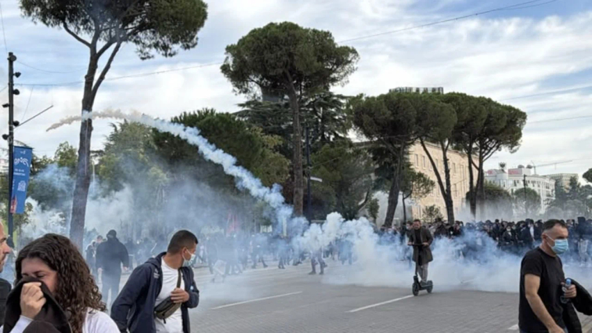 nje-vajze-e-lenduar-ne-proteste-qytetaret-hapin-rrugen-dhe-i-japin-perparesi-makines-nisen-per-te-trauma