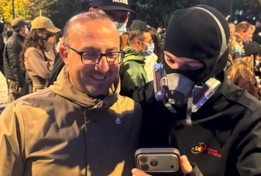 Deputeti Saimir Korreshi i bashkohet protestës në Tiranë