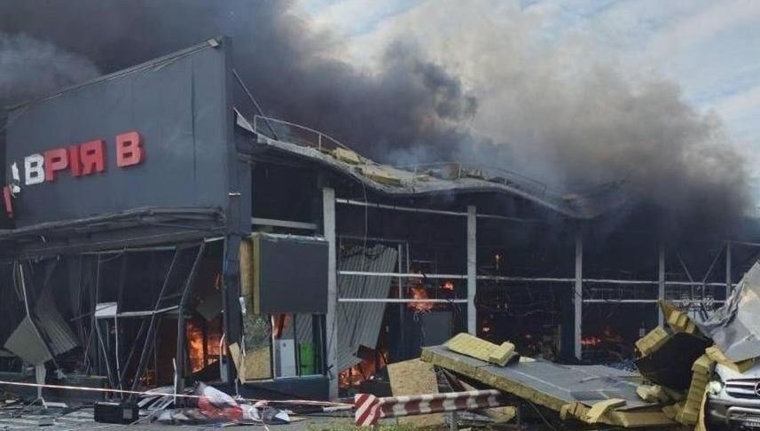 Zjarr në një supermarket pranë Odesës, shfaqet momenti kur goditet me dronë iranian