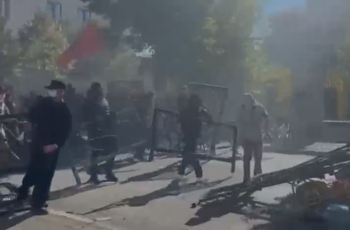 Nela alarmon për dhunën policore në Shqipëri, e krahason me atë të policisë serbe në Kosovë